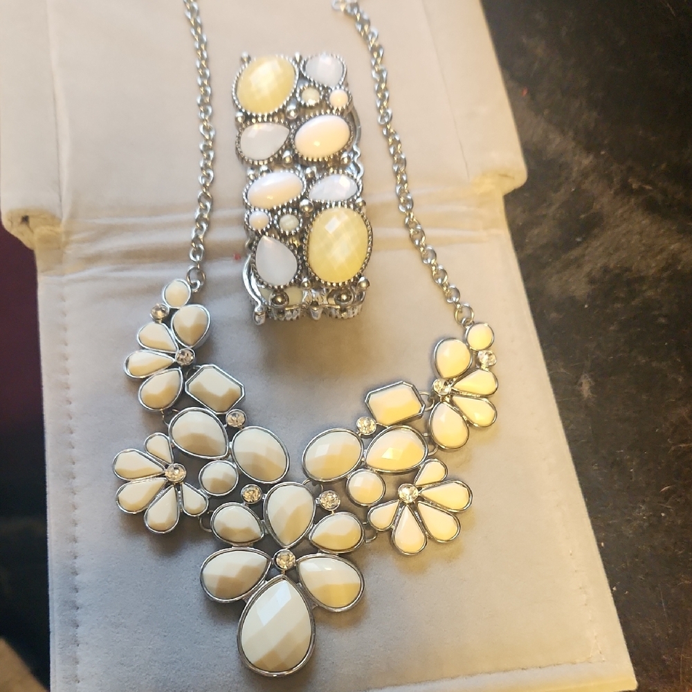 Elegant Silver and Cream Floral Necklace and Bracelet